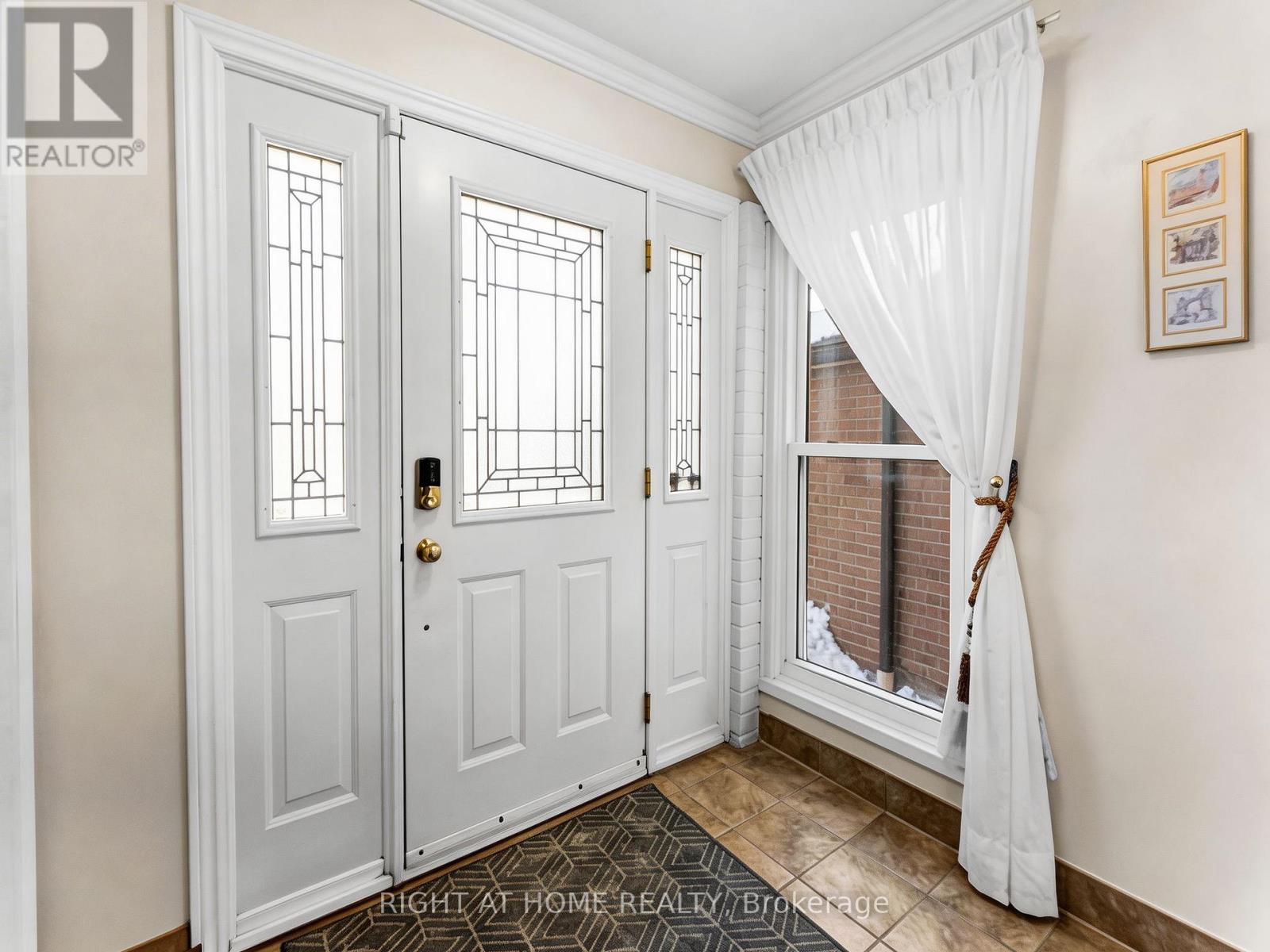 2454 Ploughshare Court, Mississauga, Ontario  L5L 3M6 - Photo 5 - W12957220