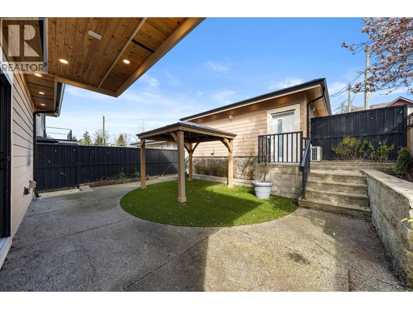 462 W 14th Street, North Vancouver, British Columbia  V7M 1P7 - Photo 38 - R3105831