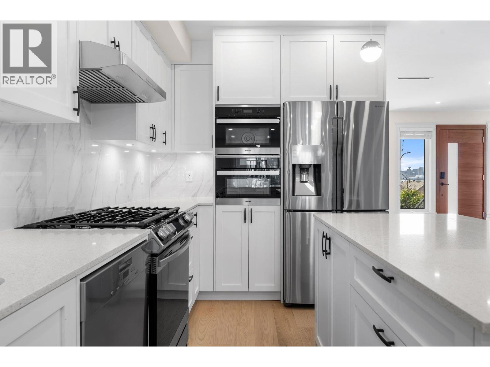 462 W 14th Street, North Vancouver, British Columbia  V7M 1P7 - Photo 10 - R3105831