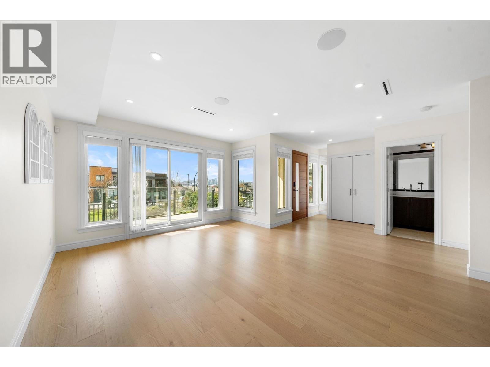 462 W 14th Street, North Vancouver, British Columbia  V7M 1P7 - Photo 6 - R3105831