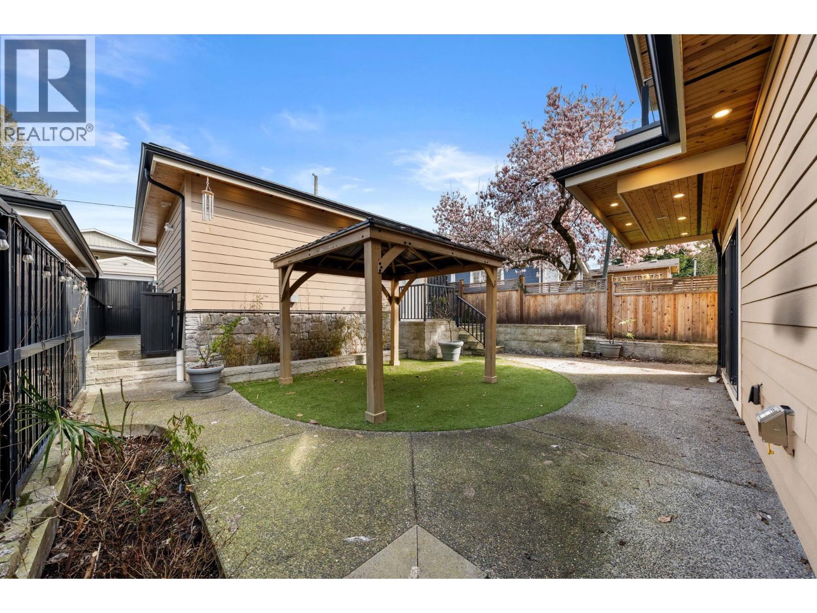 462 W 14th Street, North Vancouver, British Columbia  V7M 1P7 - Photo 39 - R3105831