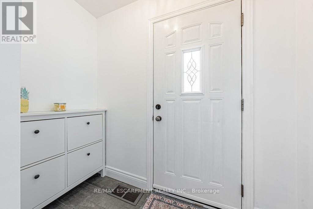 42 Sharon Avenue, Hamilton, Ontario  L8T 1E3 - Photo 3 - X12957166