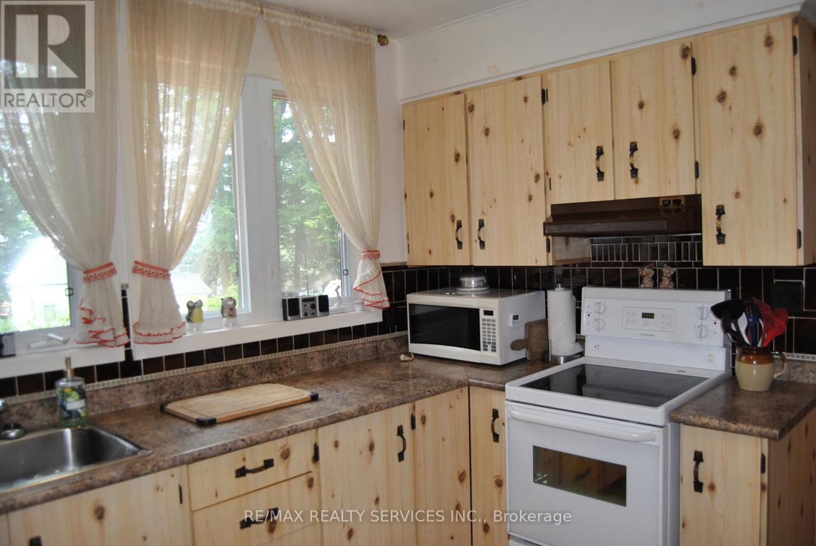 1102 Lakeshore Drive S, Bracebridge, Ontario  P1L 1X3 - Photo 9 - X12314539