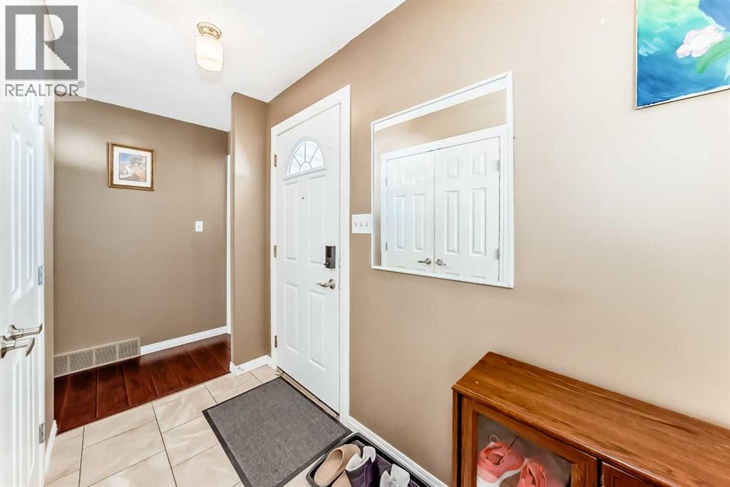 271 Dalhurst Way NW, Calgary, Alberta  T3A 1P3 - Photo 3 - A2297481