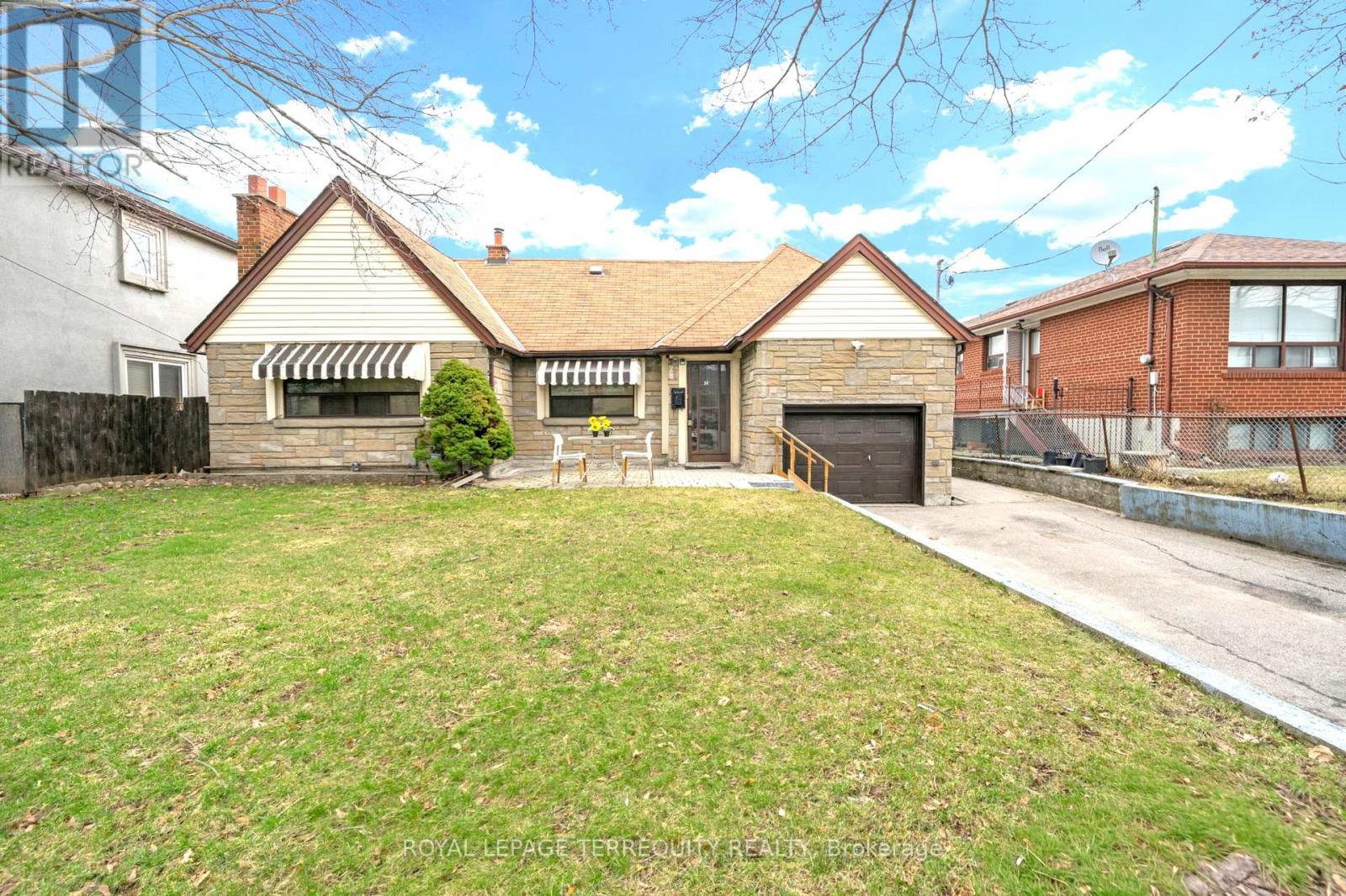 34 Downsview Avenue, Toronto, Ontario  M3M 1C9 - Photo 2 - W12916656