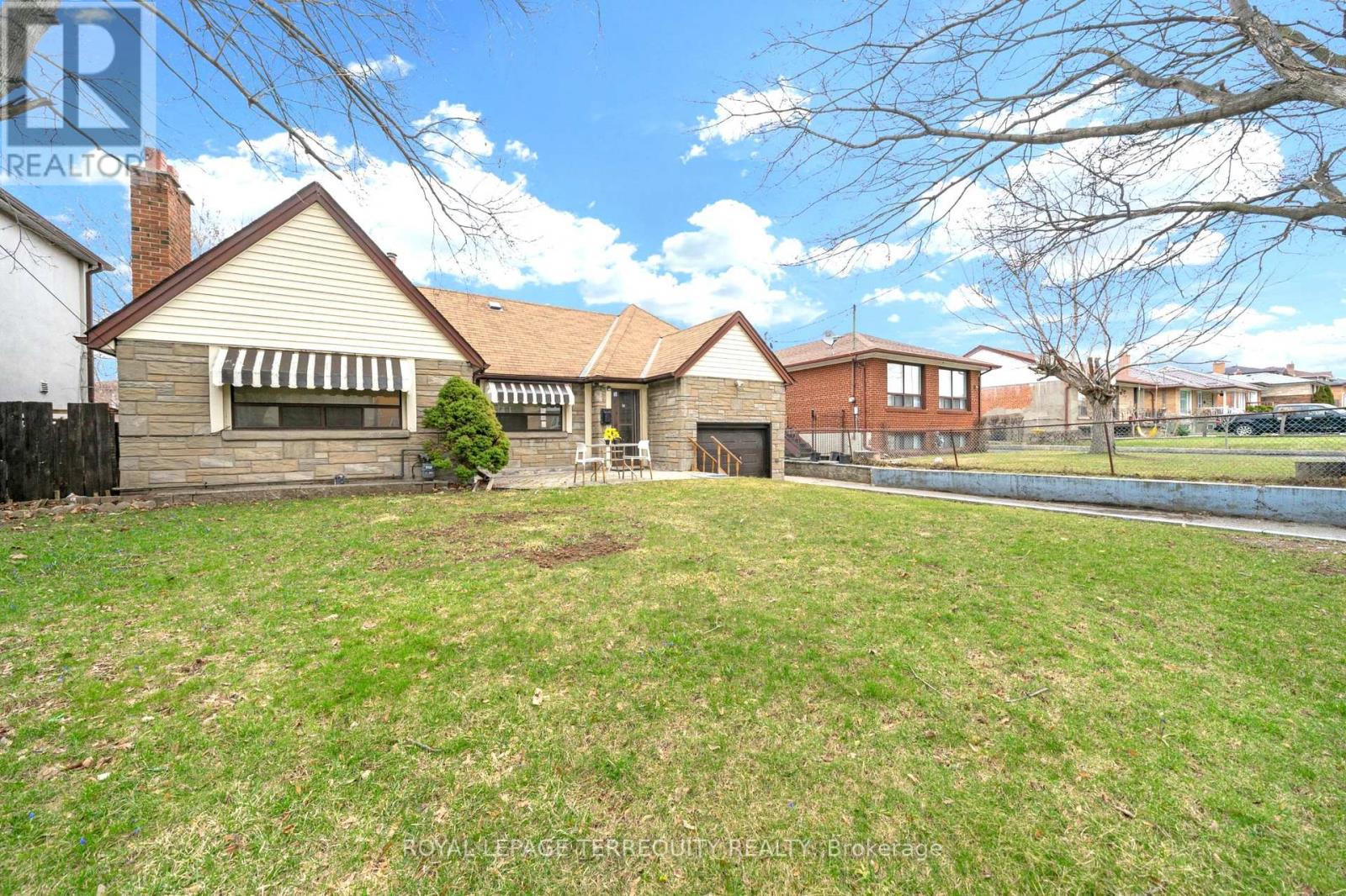 34 Downsview Avenue, Toronto, Ontario  M3M 1C9 - Photo 3 - W12916656