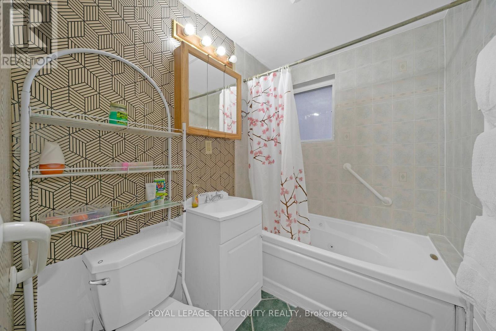 34 Downsview Avenue, Toronto, Ontario  M3M 1C9 - Photo 17 - W12916656