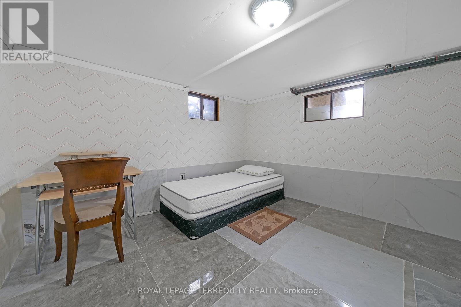 34 Downsview Avenue, Toronto, Ontario  M3M 1C9 - Photo 25 - W12916656