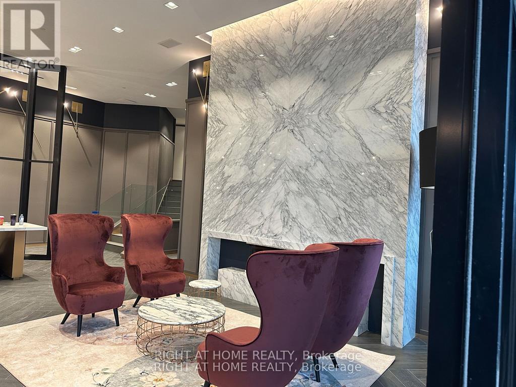 Ph12 - 405 Dundas Street W, Oakville, Ontario  L6M 5P9 - Photo 3 - W12957320