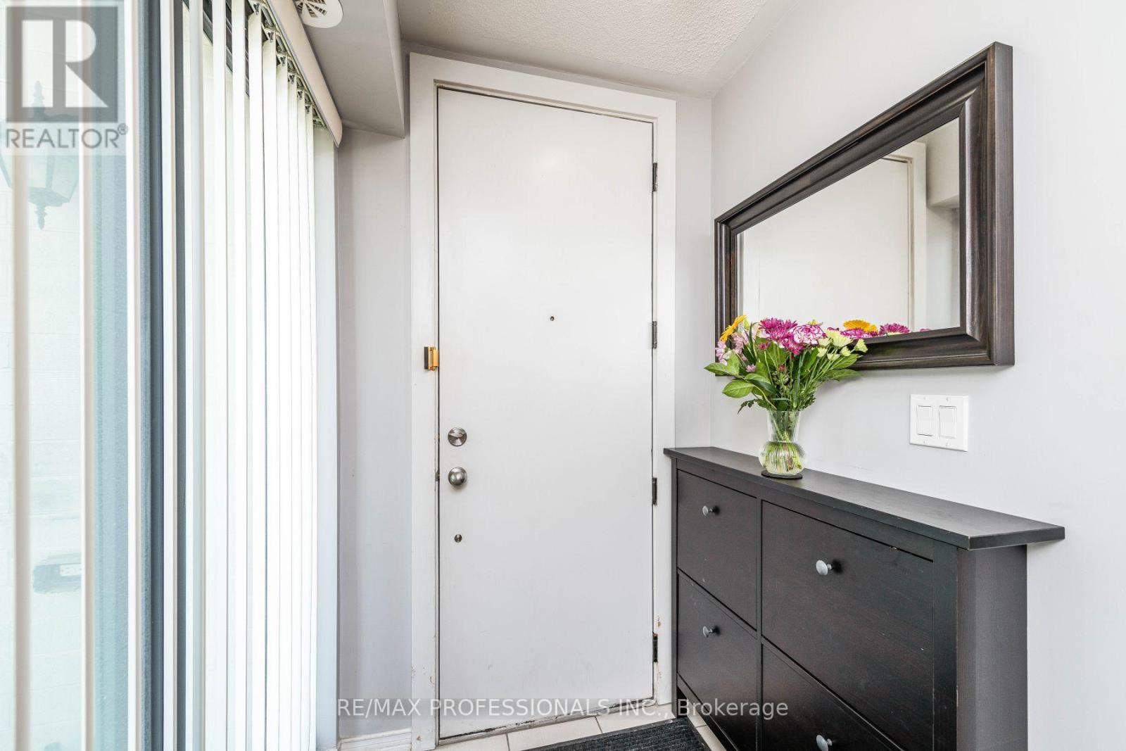 601 - 140 Widdicombe Hill Boulevard, Toronto, Ontario  M9R 0A9 - Photo 3 - W12957344