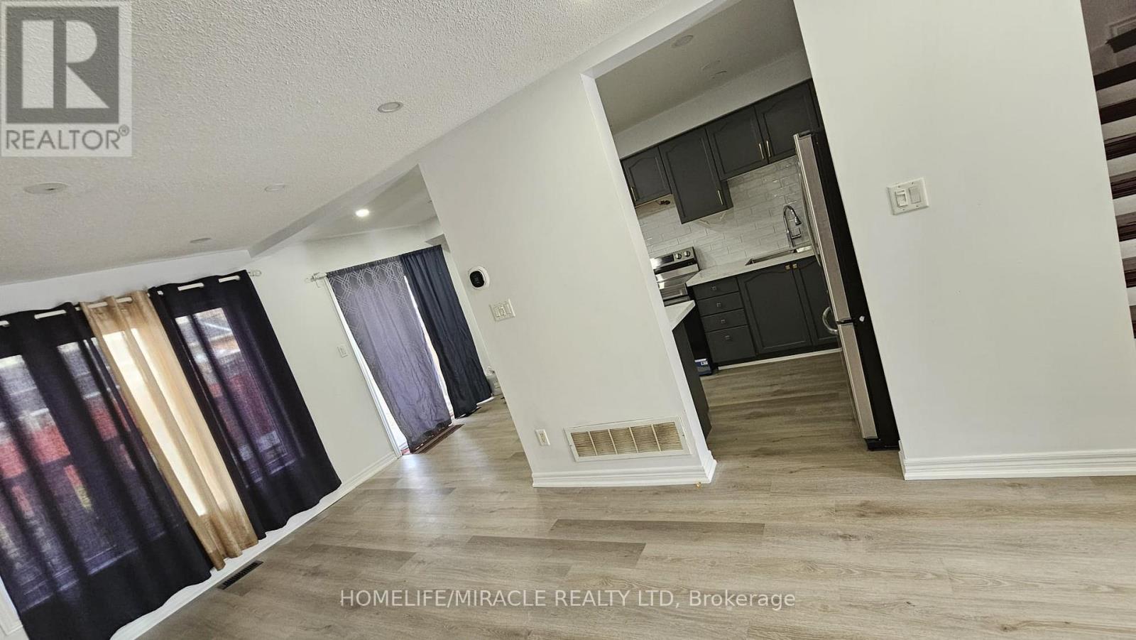 13 Prince Crescent, Brampton, Ontario  L7A 2C8 - Photo 2 - W12957354