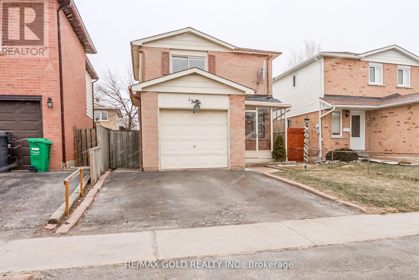 13 Martindale Crescent, Brampton, Ontario  L6X 2V7 - Photo 2 - W12957366