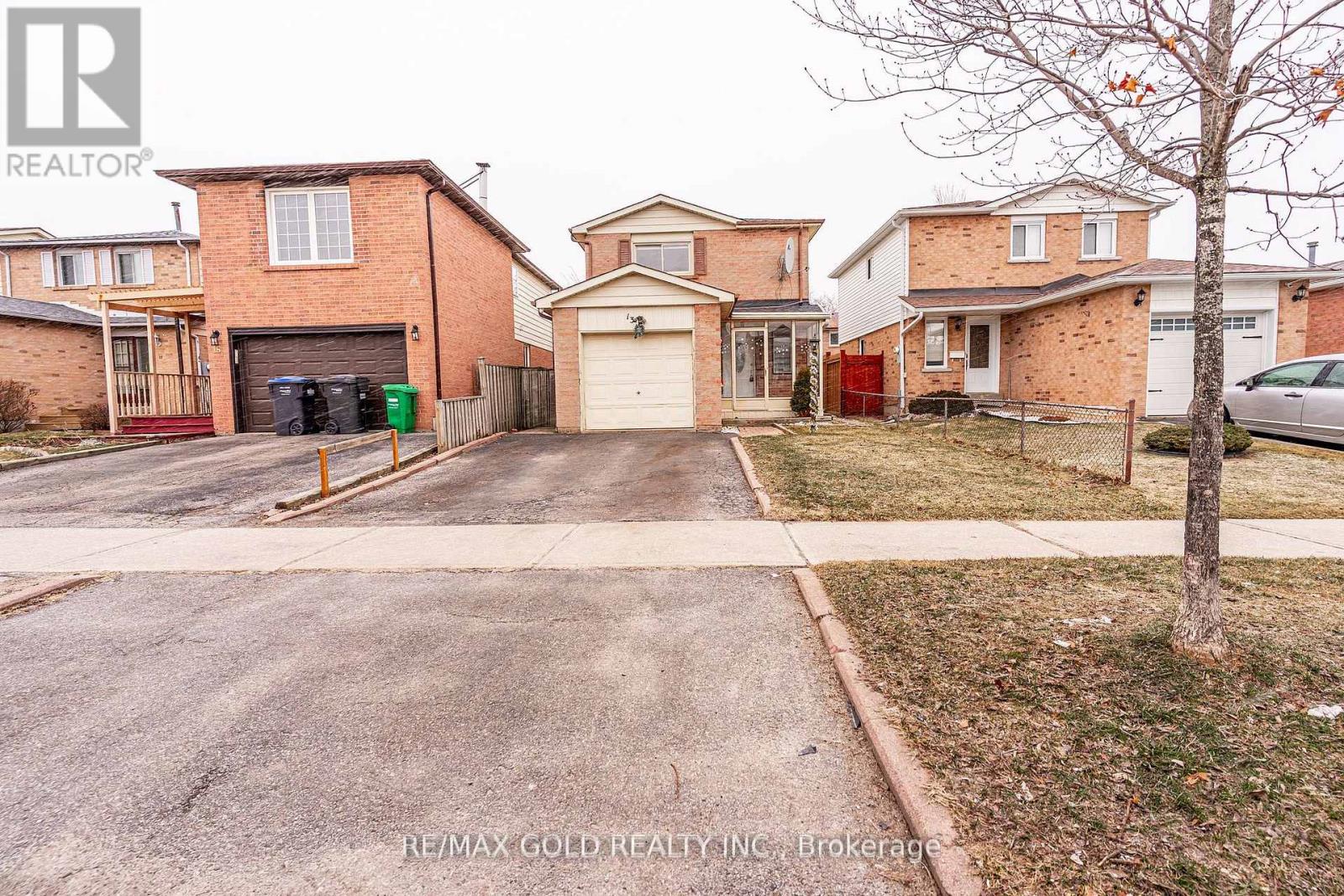 13 Martindale Crescent, Brampton, Ontario  L6X 2V7 - Photo 3 - W12957366
