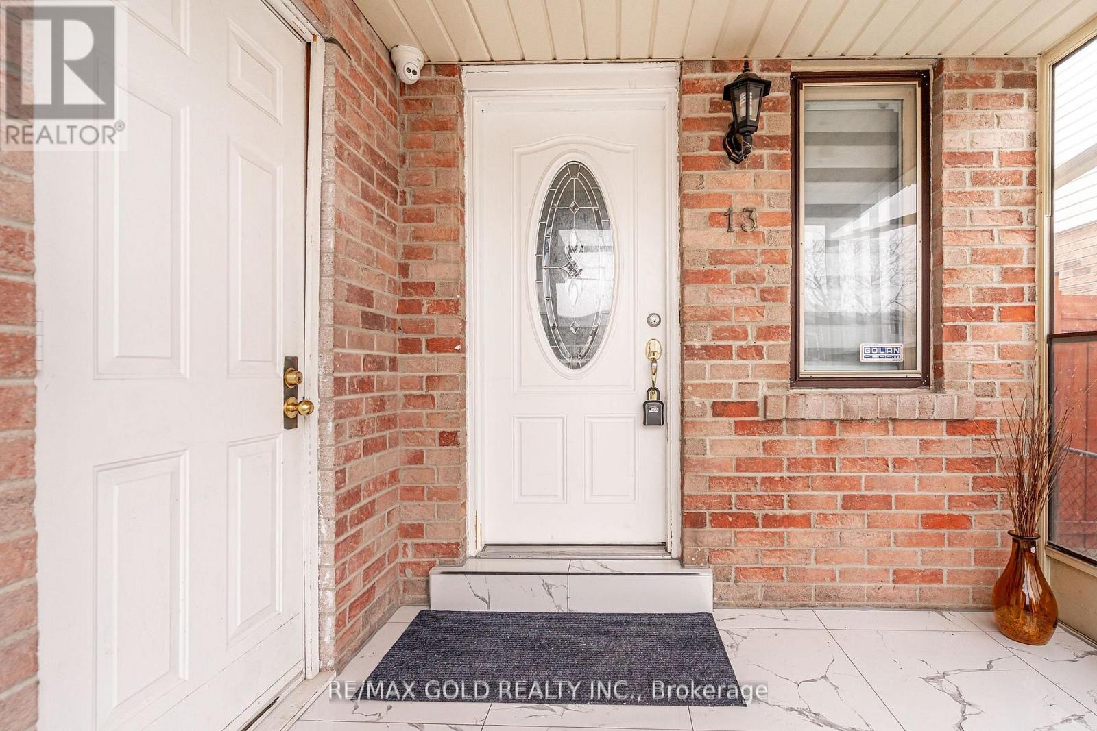 13 Martindale Crescent, Brampton, Ontario  L6X 2V7 - Photo 4 - W12957366