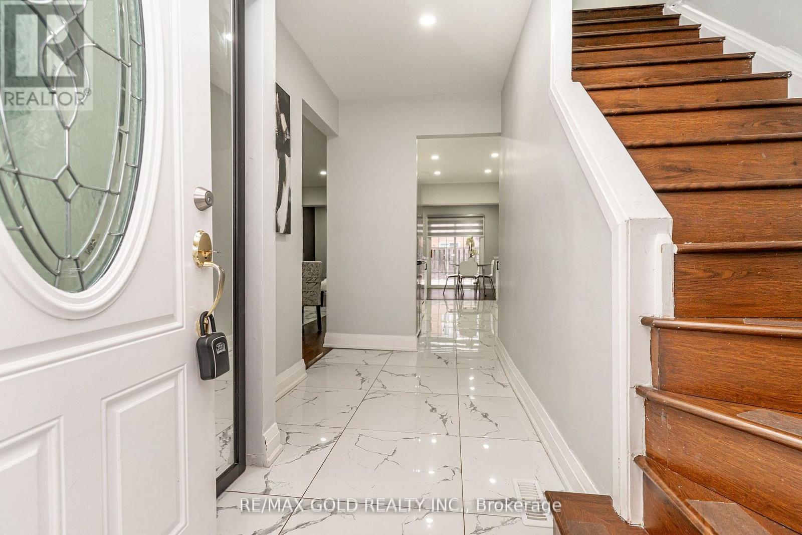 13 Martindale Crescent, Brampton, Ontario  L6X 2V7 - Photo 5 - W12957366