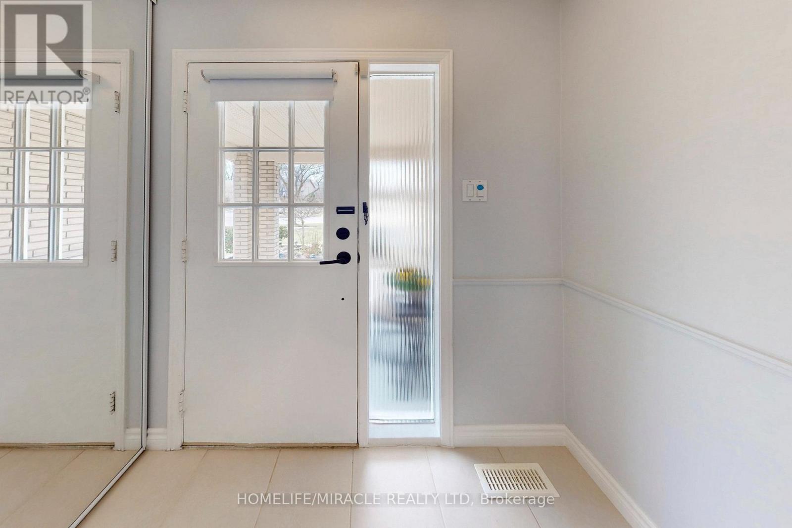 3489 Woodhurst Crescent, Mississauga, Ontario  L5L 1N3 - Photo 4 - W12957390