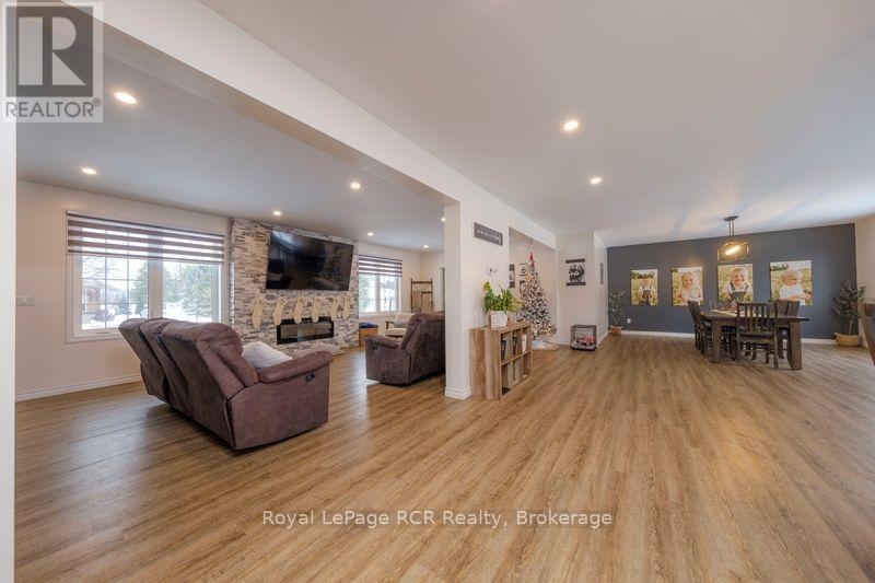 482 Wolsley Street, Huron-Kinloss, Ontario N0G 2H0 - Photo 5 - X12957408