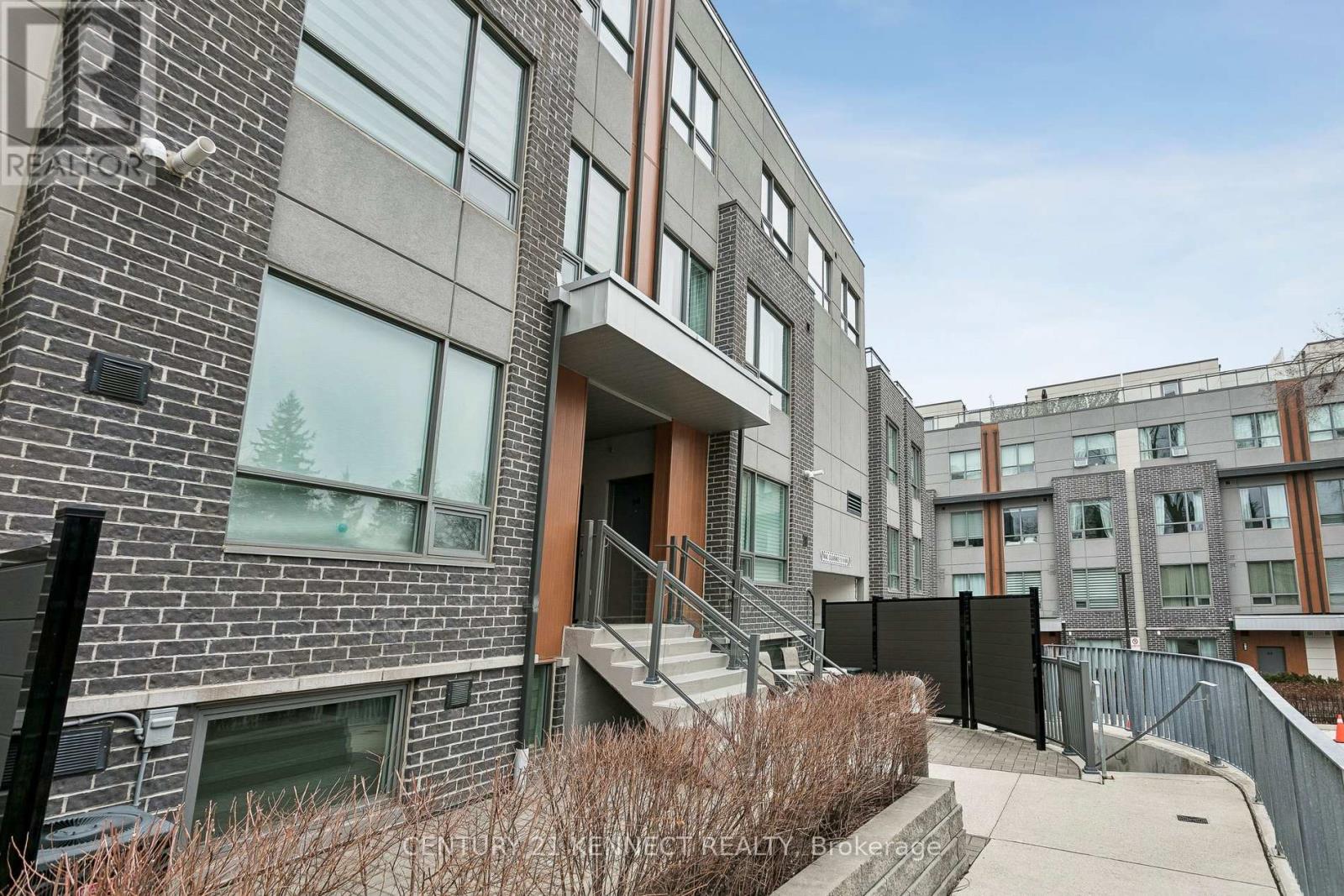 12 - 670 Atwater Avenue, Mississauga, Ontario  L5G 4K7 - Photo 2 - W12957312