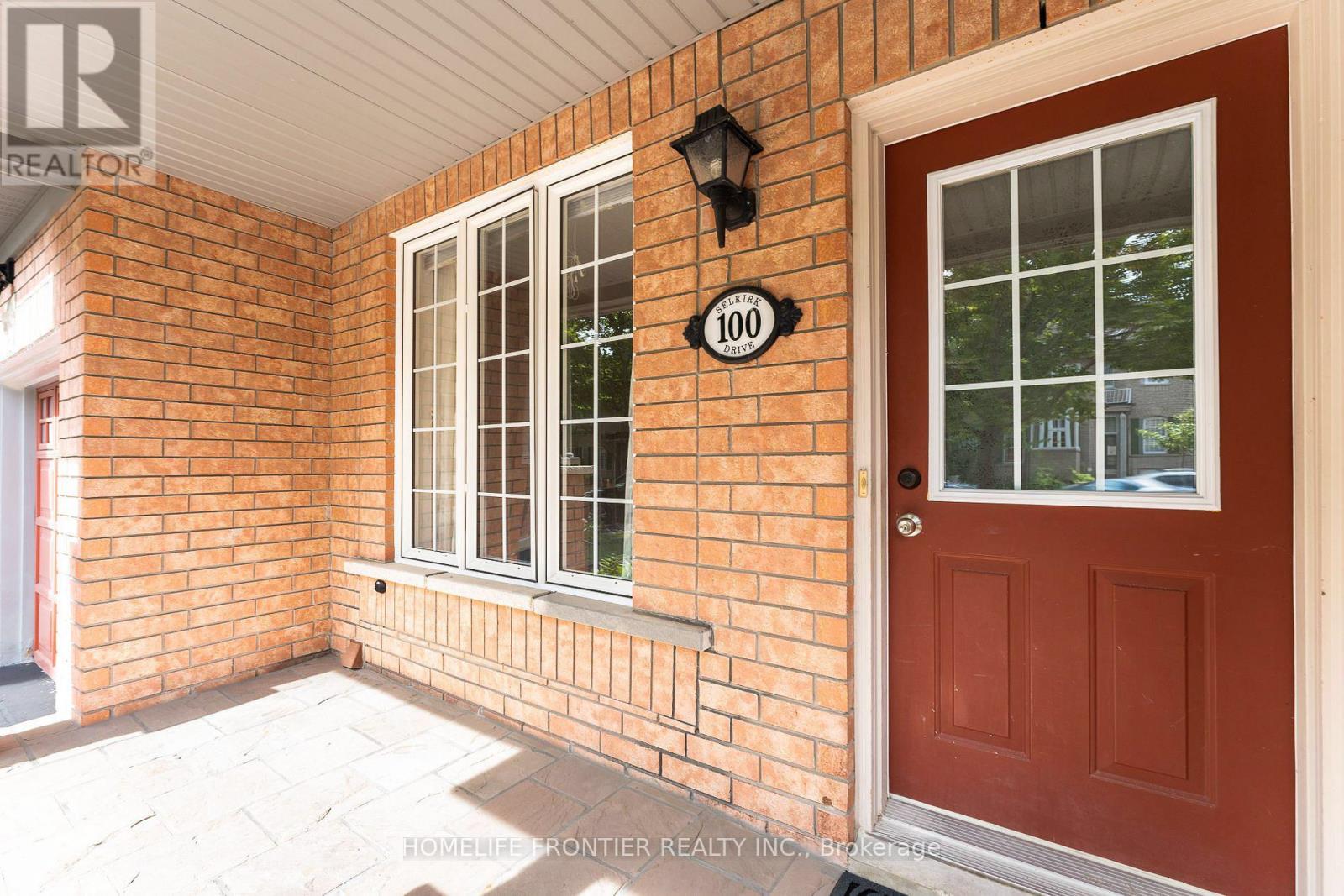 100 Selkirk Drive, Richmond Hill, Ontario  L4B 4S4 - Photo 2 - N12957402