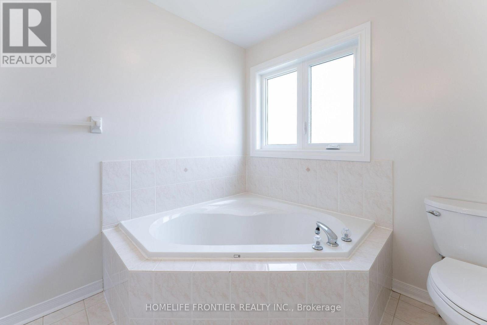 100 Selkirk Drive, Richmond Hill, Ontario  L4B 4S4 - Photo 26 - N12957402