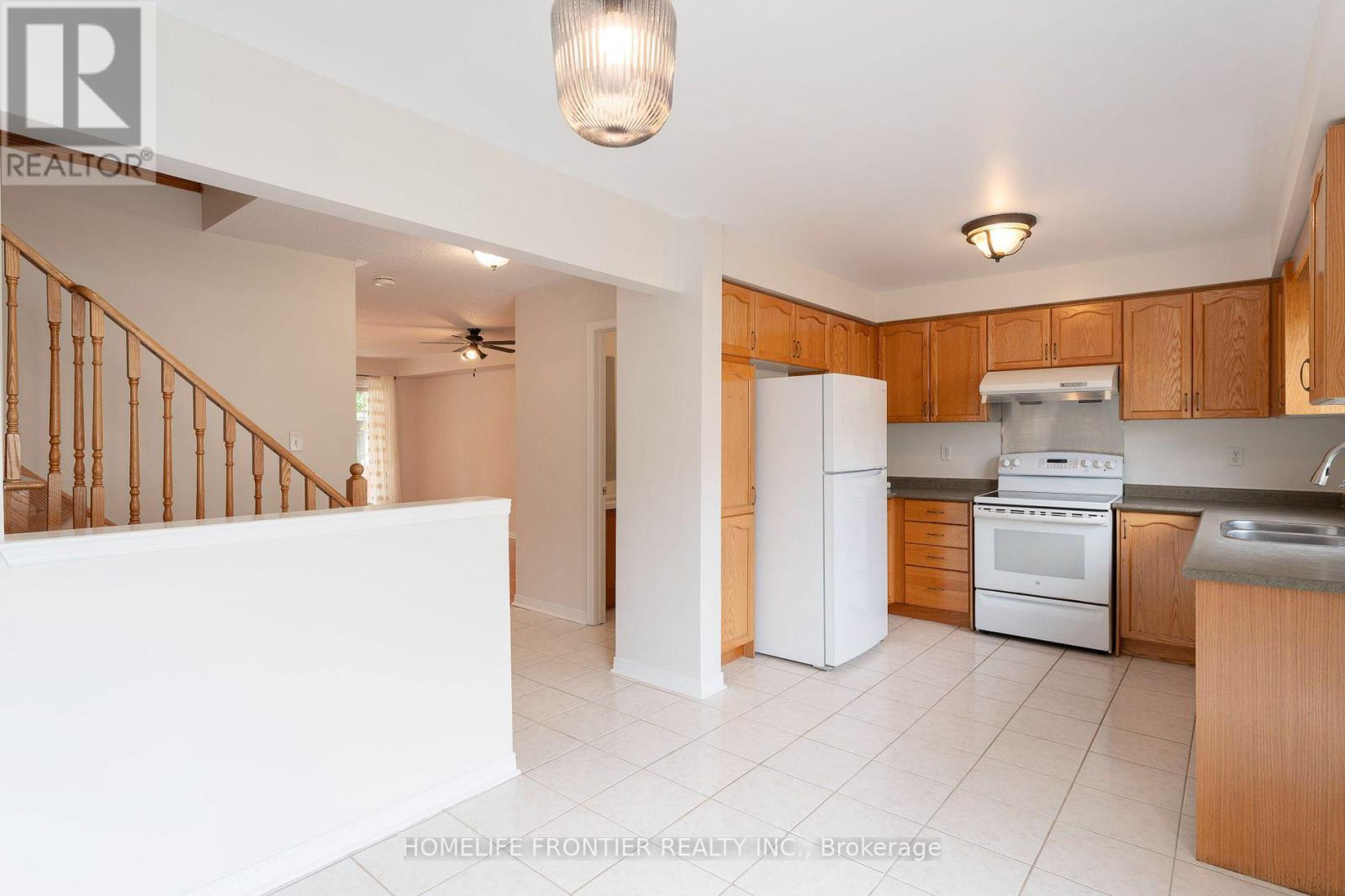 100 Selkirk Drive, Richmond Hill, Ontario  L4B 4S4 - Photo 3 - N12957402