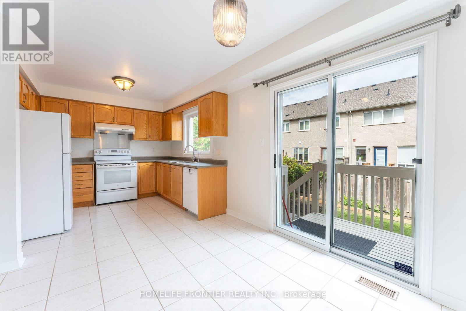 100 Selkirk Drive, Richmond Hill, Ontario  L4B 4S4 - Photo 4 - N12957402