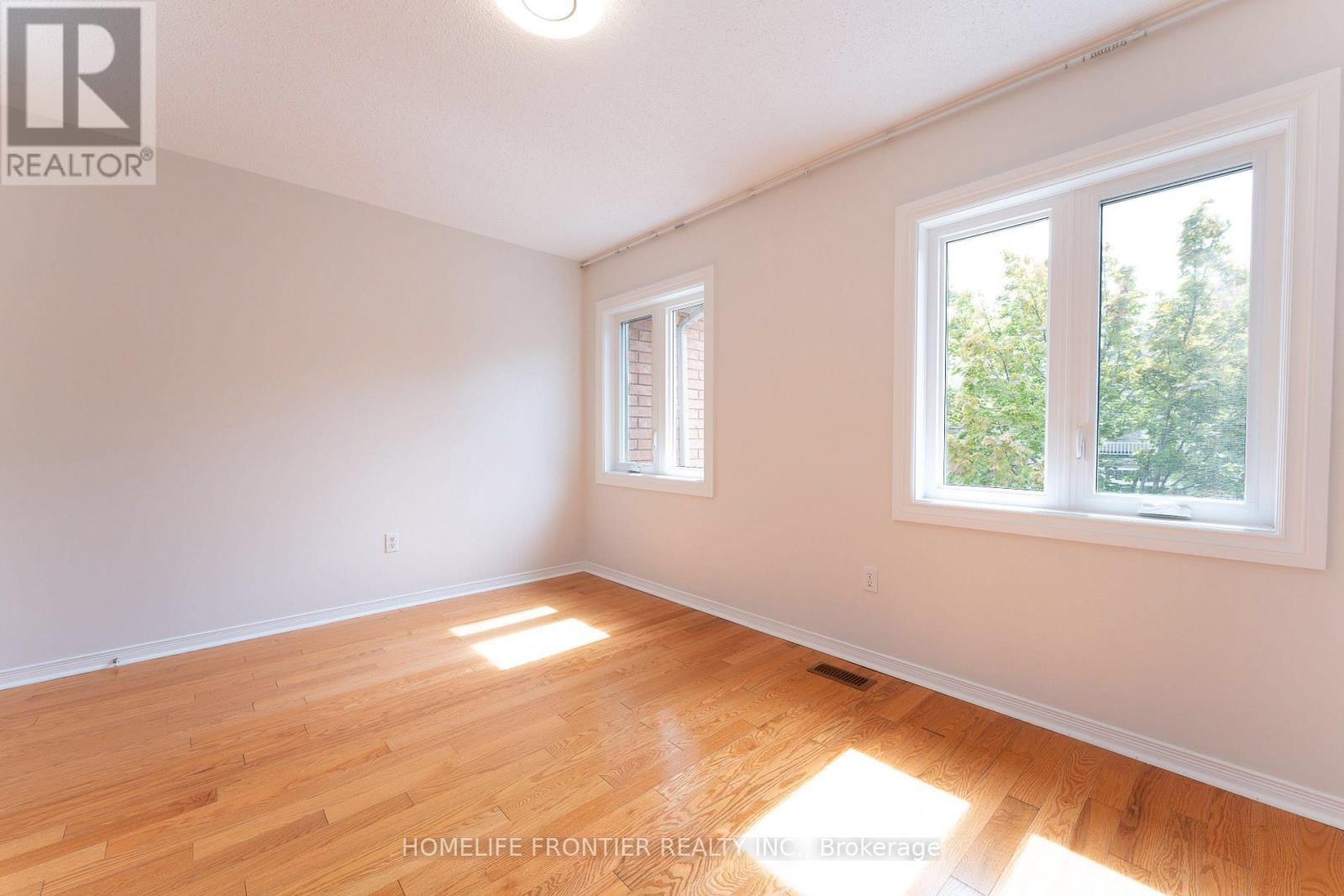 100 Selkirk Drive, Richmond Hill, Ontario  L4B 4S4 - Photo 8 - N12957402