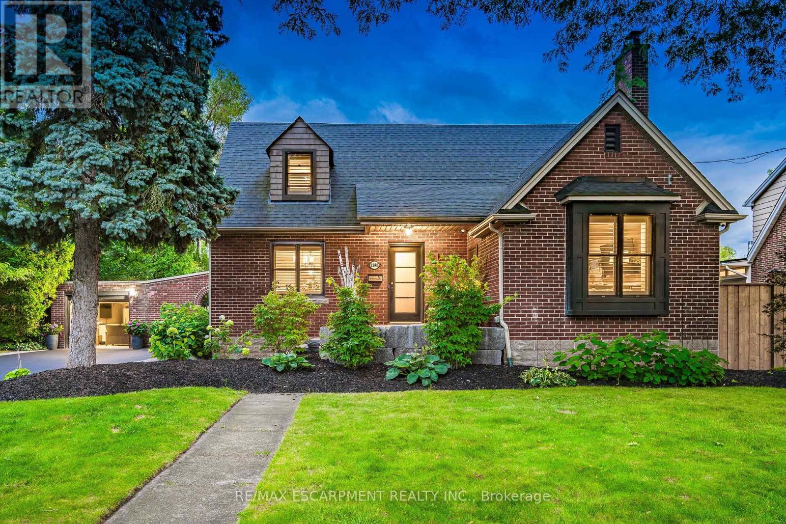 1390 Halifax Place, Burlington, Ontario  L7S 1J6 - Photo 3 - W12957398