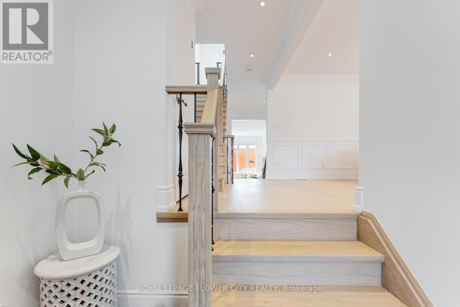 19 Connorvale Avenue, Toronto, Ontario M8W 3Z9 - Photo 3 - W12954280