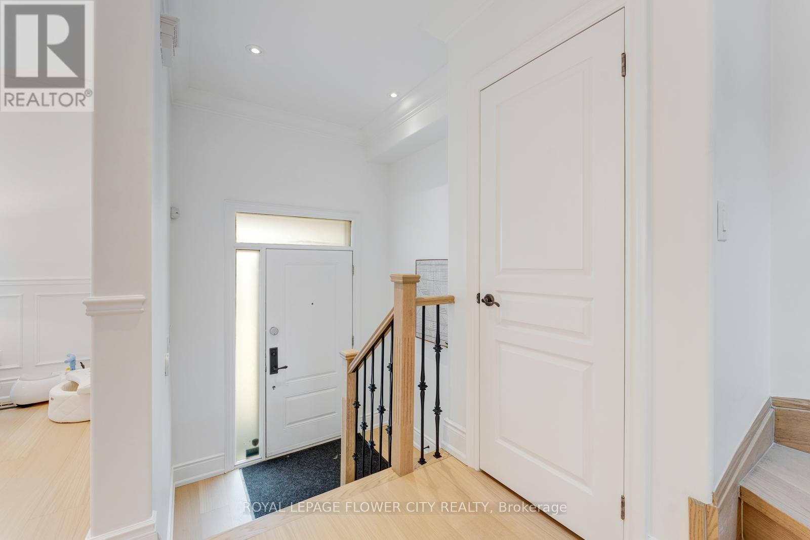 19 Connorvale Avenue, Toronto, Ontario M8W 3Z9 - Photo 4 - W12954280