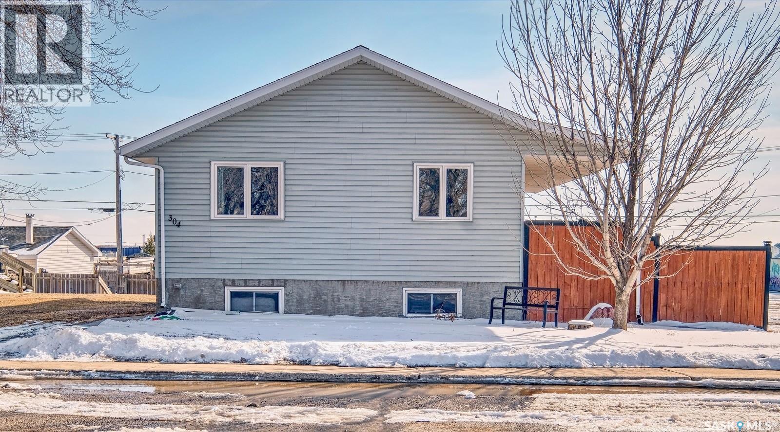 304 2nd AVENUE E, Biggar, Saskatchewan
