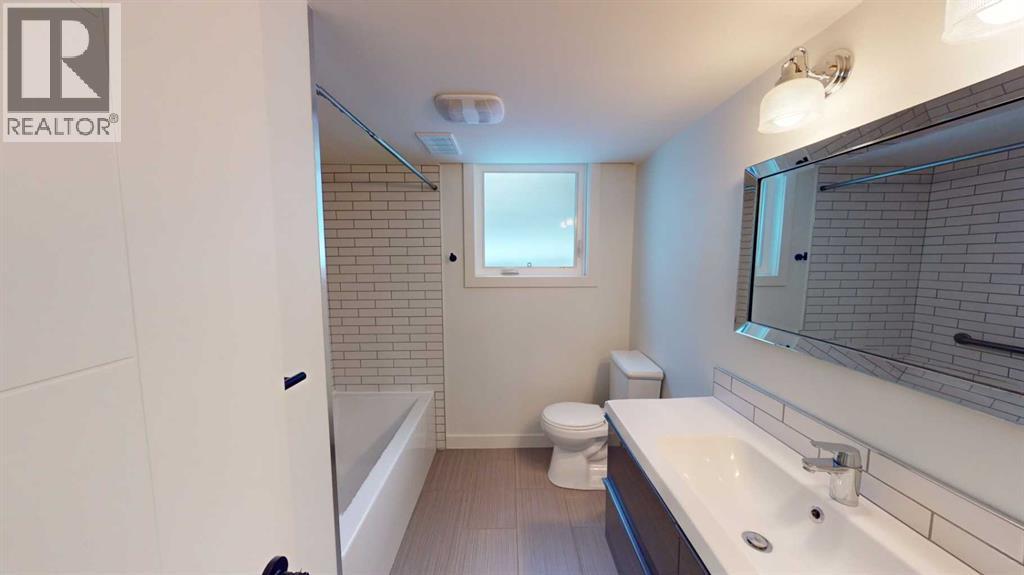 7704 46 Avenue NW, Calgary, Alberta  T3B 1Y2 - Photo 11 - A2297831