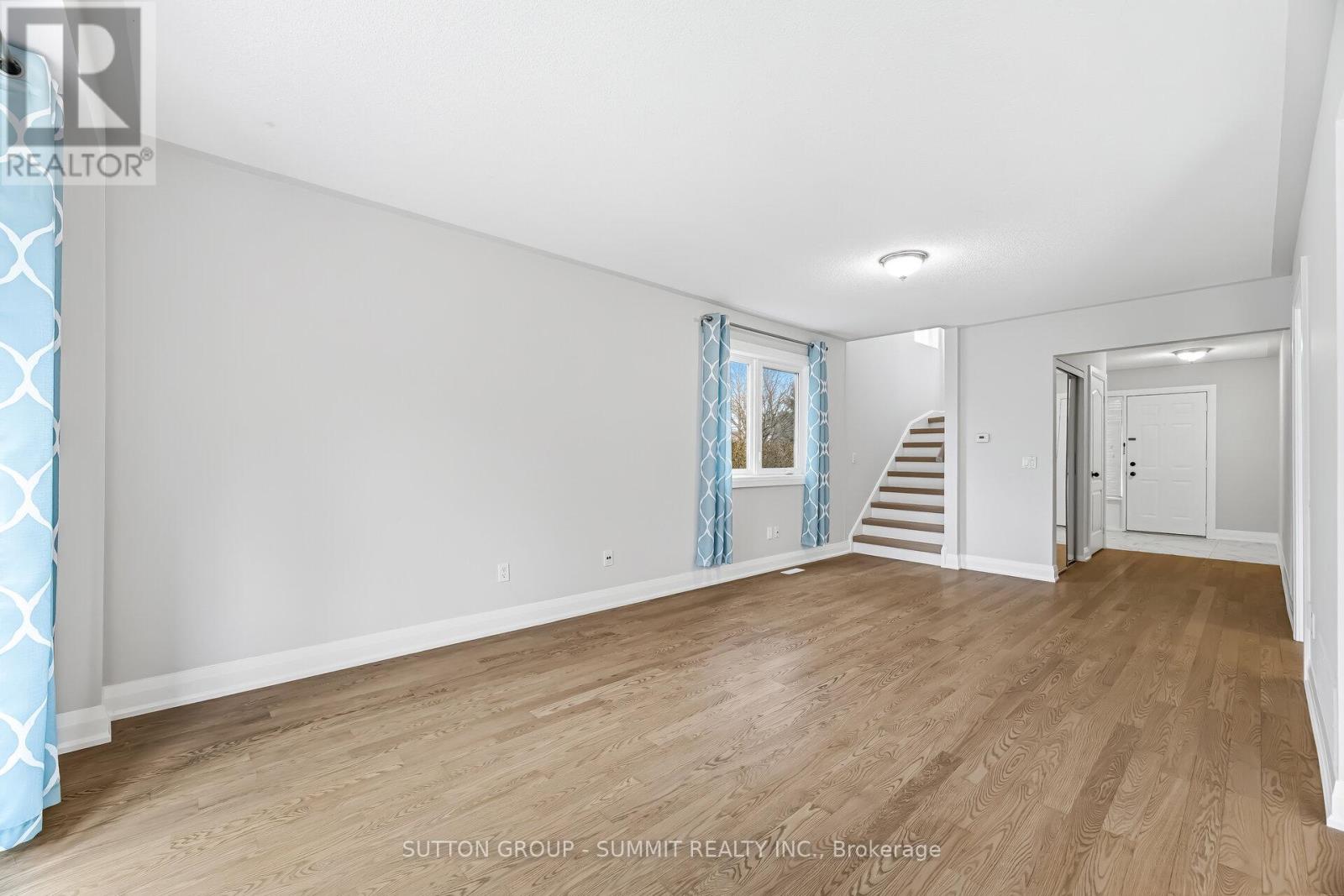 139 Genesee Drive, Oakville, Ontario  L6H 5Z3 - Photo 3 - W12957460