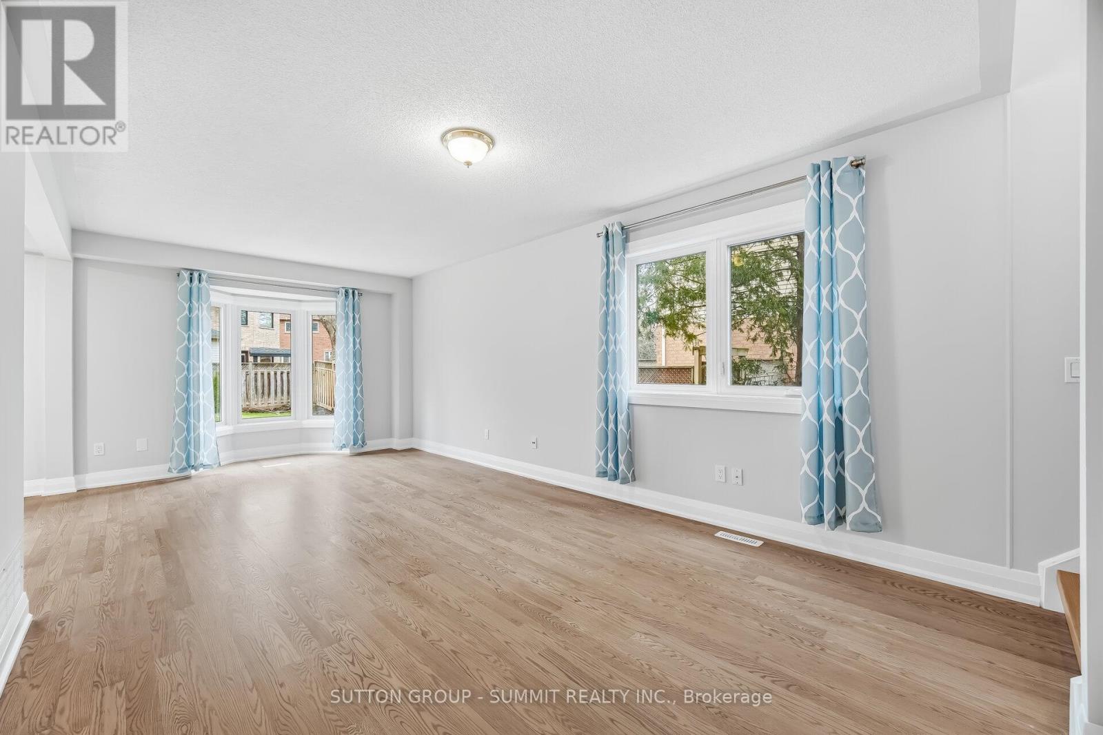 139 Genesee Drive, Oakville, Ontario  L6H 5Z3 - Photo 5 - W12957460