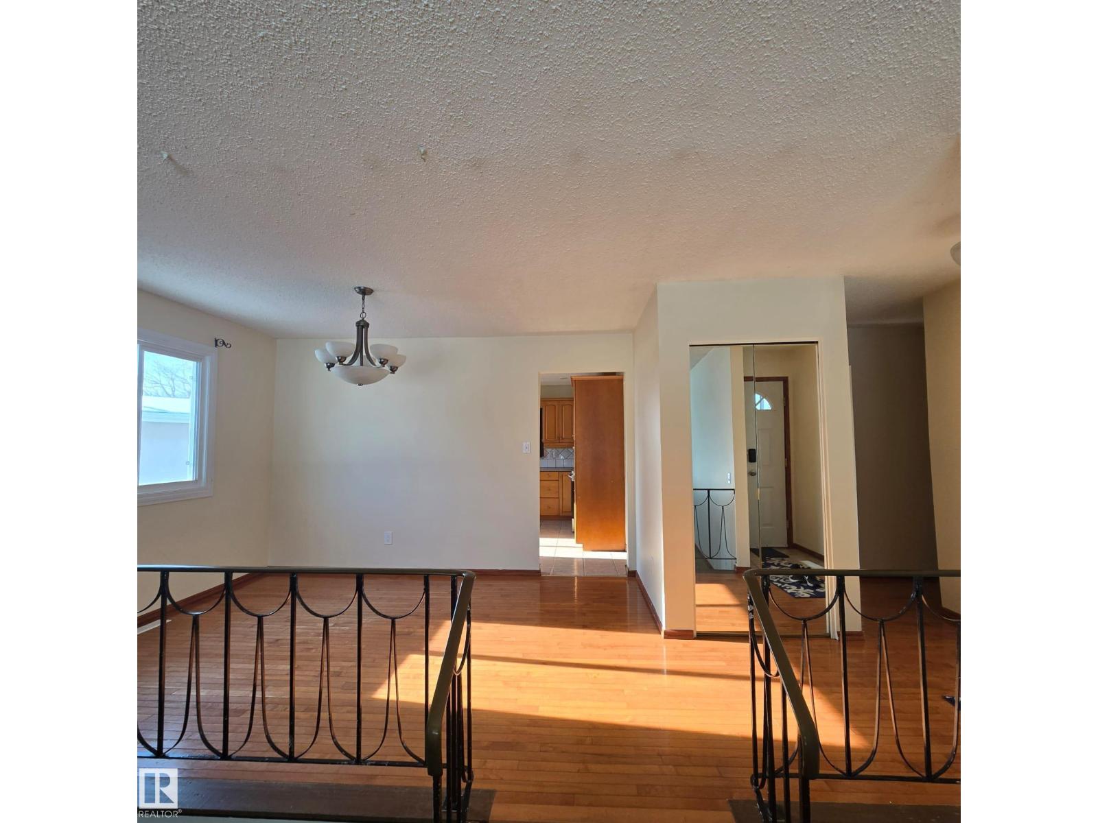 3105 130a Av Nw, Edmonton, Alberta  T5A 3B6 - Photo 2 - E4476142