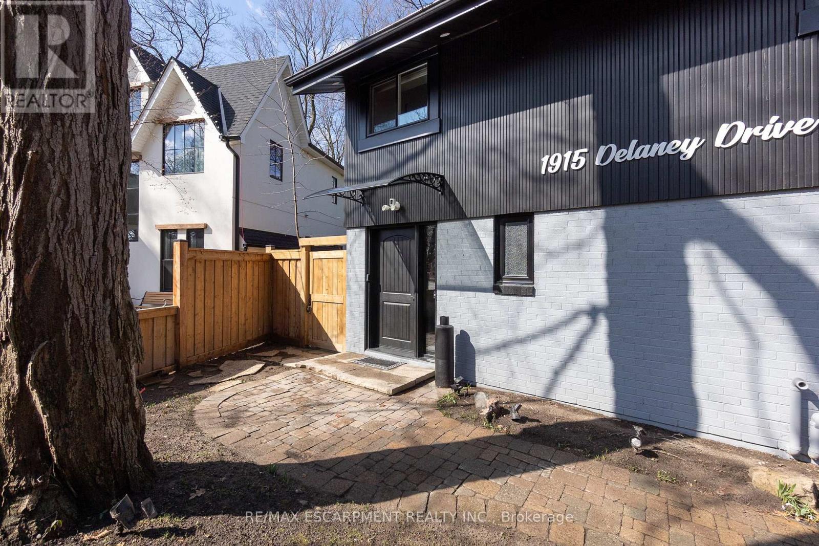 1915 Delaney Drive, Mississauga, Ontario  L5J 3L1 - Photo 3 - W12957348