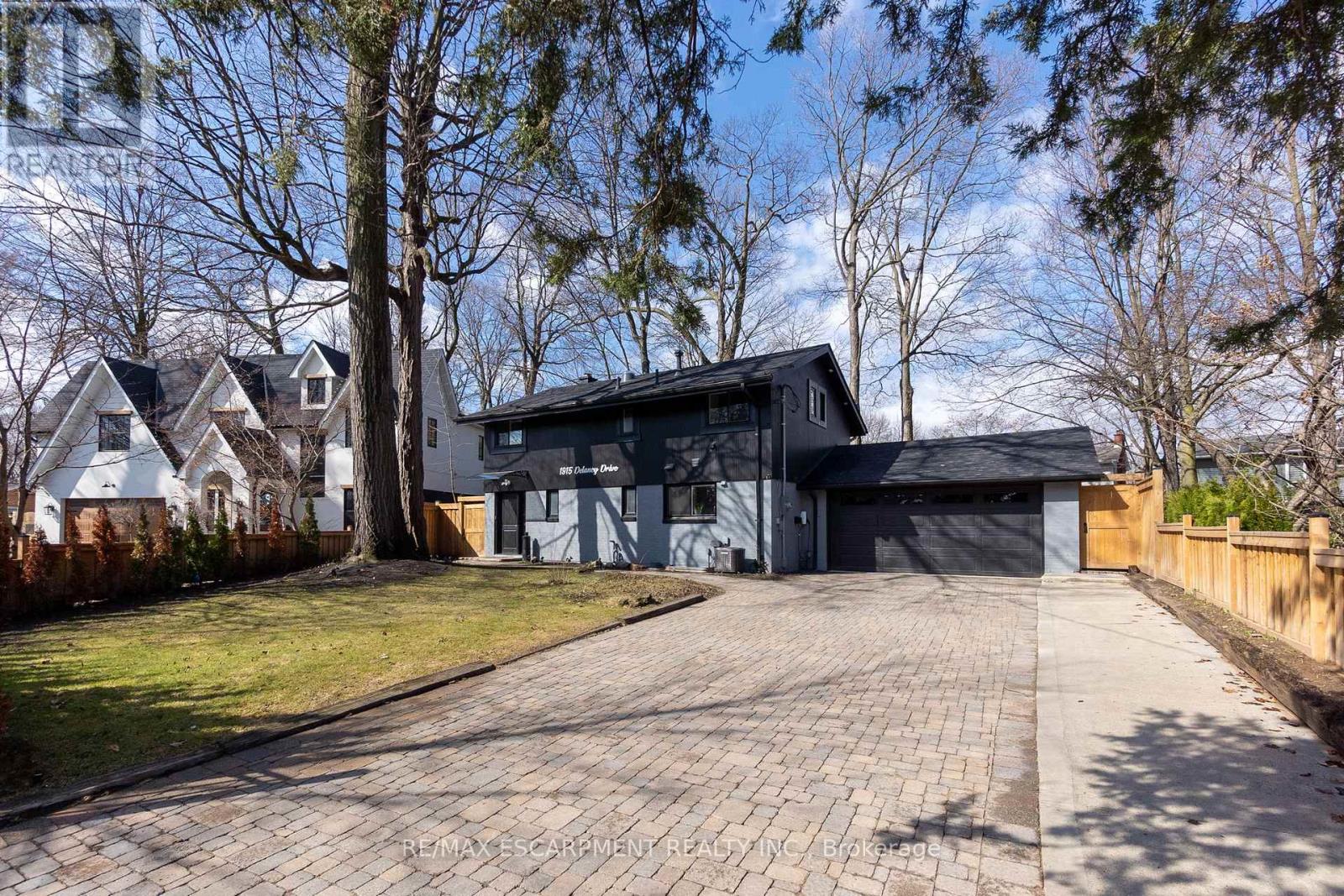 1915 Delaney Drive, Mississauga, Ontario  L5J 3L1 - Photo 2 - W12957348