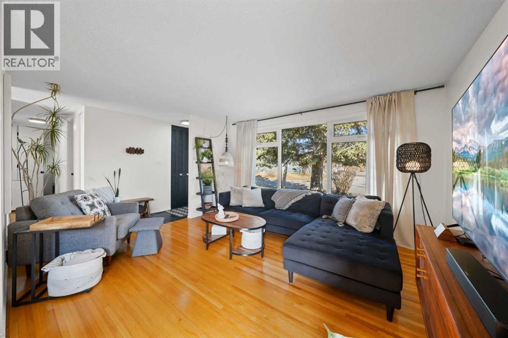 379 Westwood Drive SW, Calgary, Alberta  T3C 2W5 - Photo 6 - A2291270