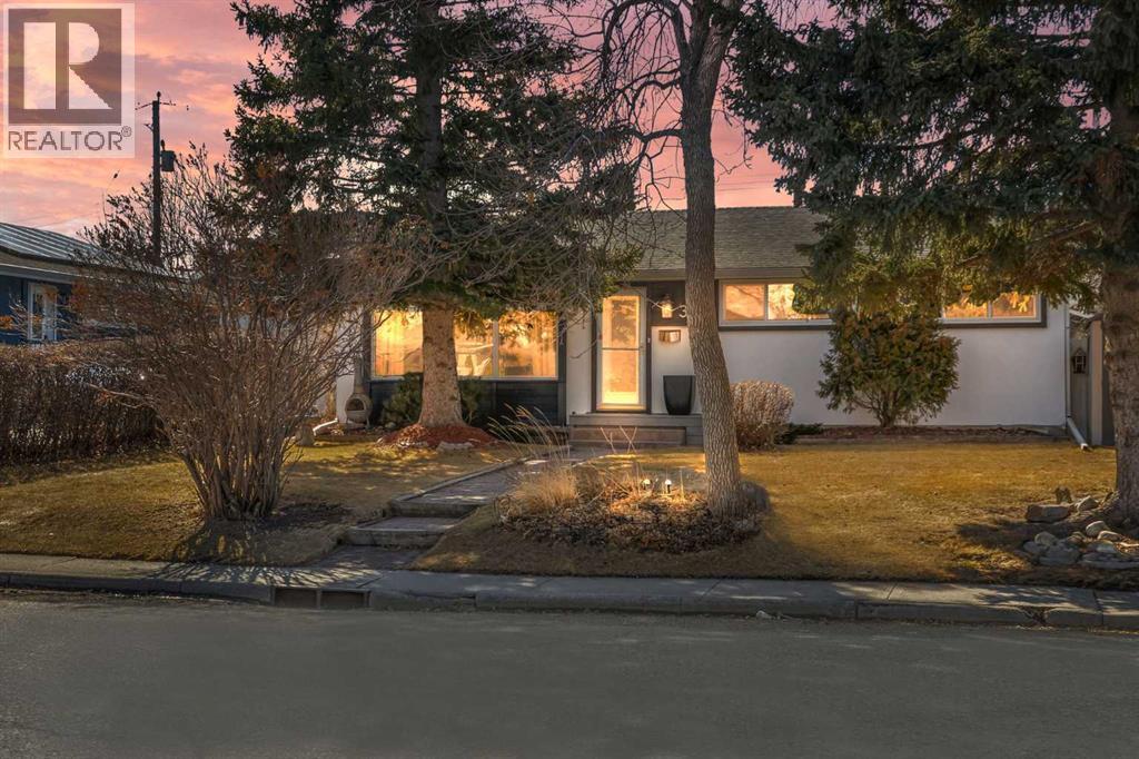 379 Westwood Drive SW, Calgary, Alberta  T3C 2W5 - Photo 2 - A2291270