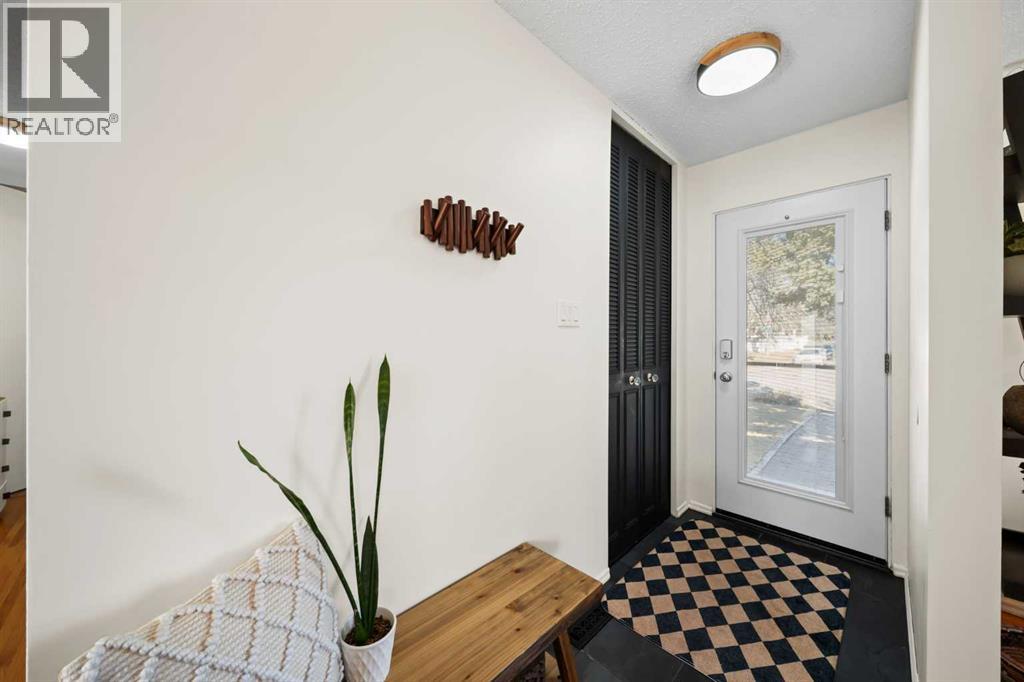 379 Westwood Drive SW, Calgary, Alberta  T3C 2W5 - Photo 3 - A2291270