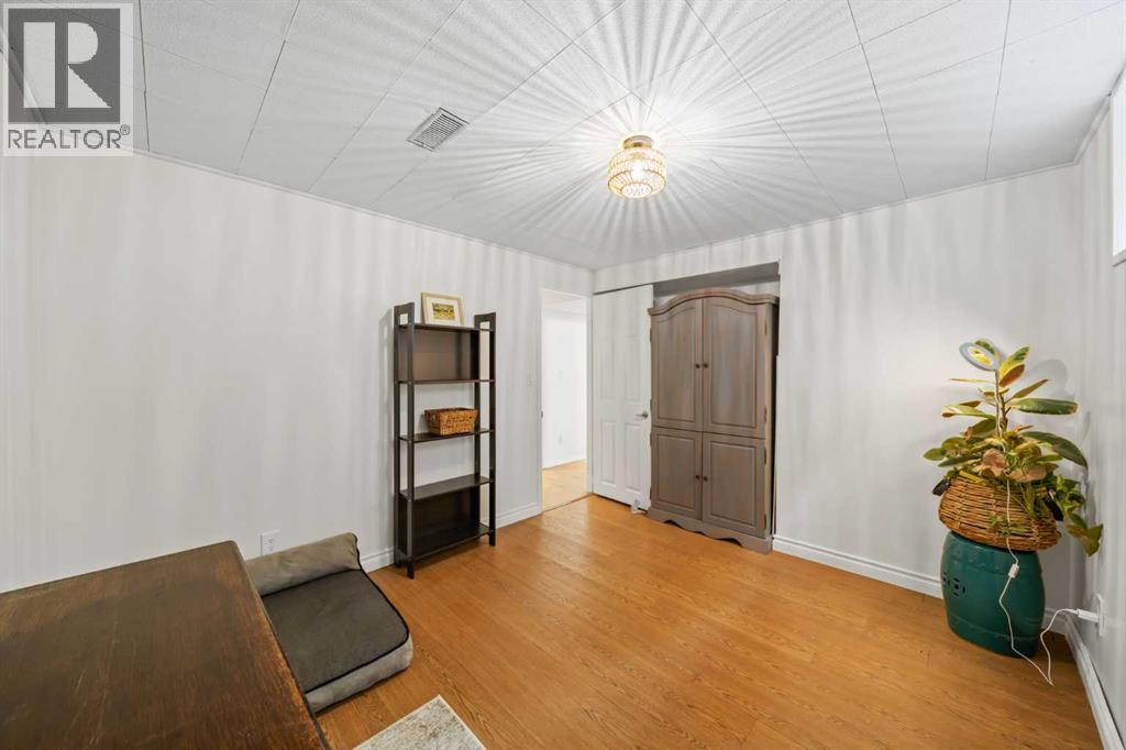 379 Westwood Drive SW, Calgary, Alberta  T3C 2W5 - Photo 30 - A2291270