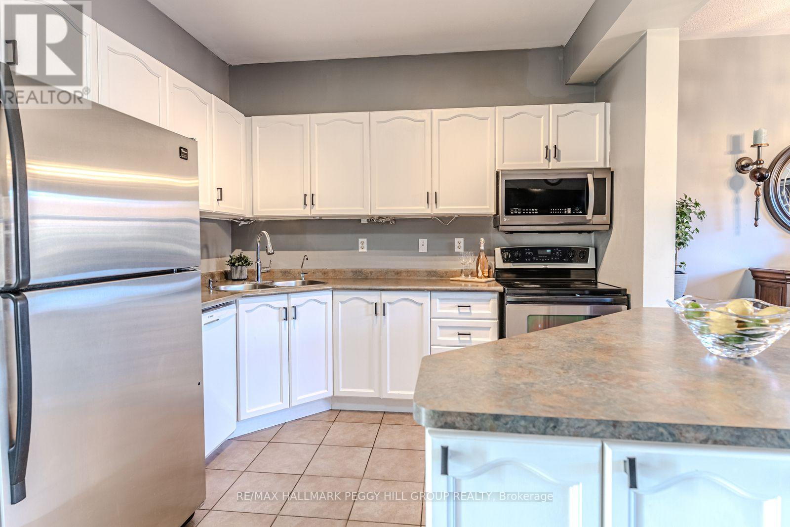 17 Bruce Crescent, Barrie (Bayshore), Ontario  L4N 8T8 - Photo 3 - S12957496