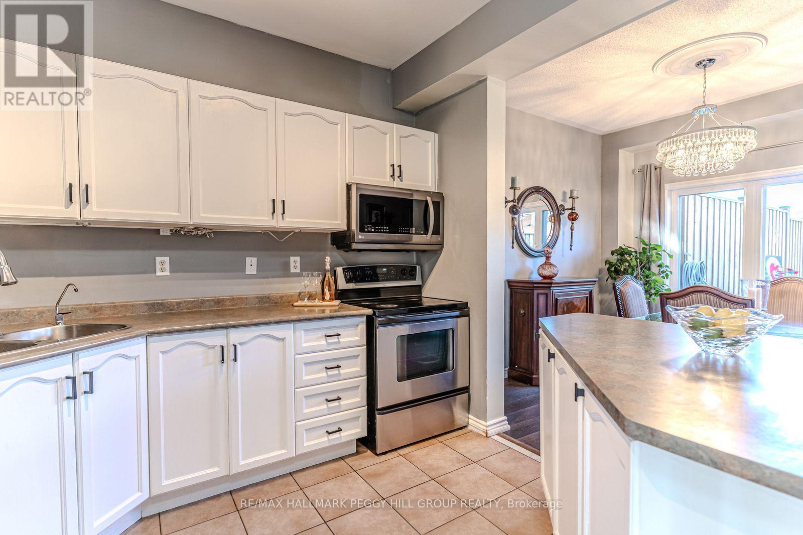 17 Bruce Crescent, Barrie (Bayshore), Ontario  L4N 8T8 - Photo 4 - S12957496