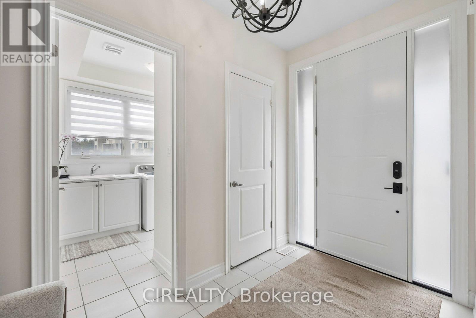 325 Laplante Street, Newmarket, Ontario  L3X 0M5 - Photo 3 - N12957534