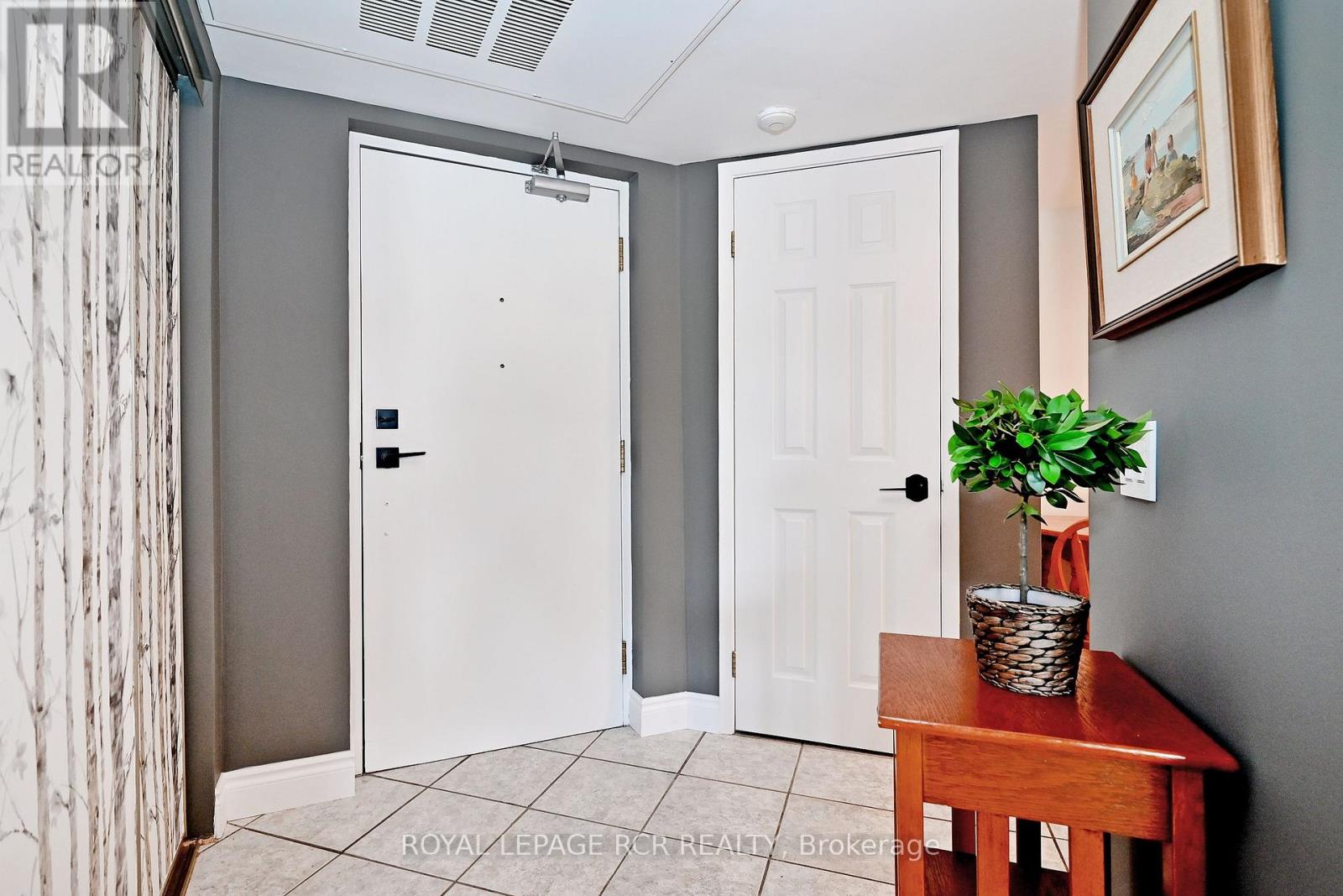 212 - 160 Wellington Street E, Aurora, Ontario  L4G 1J3 - Photo 2 - N12957554