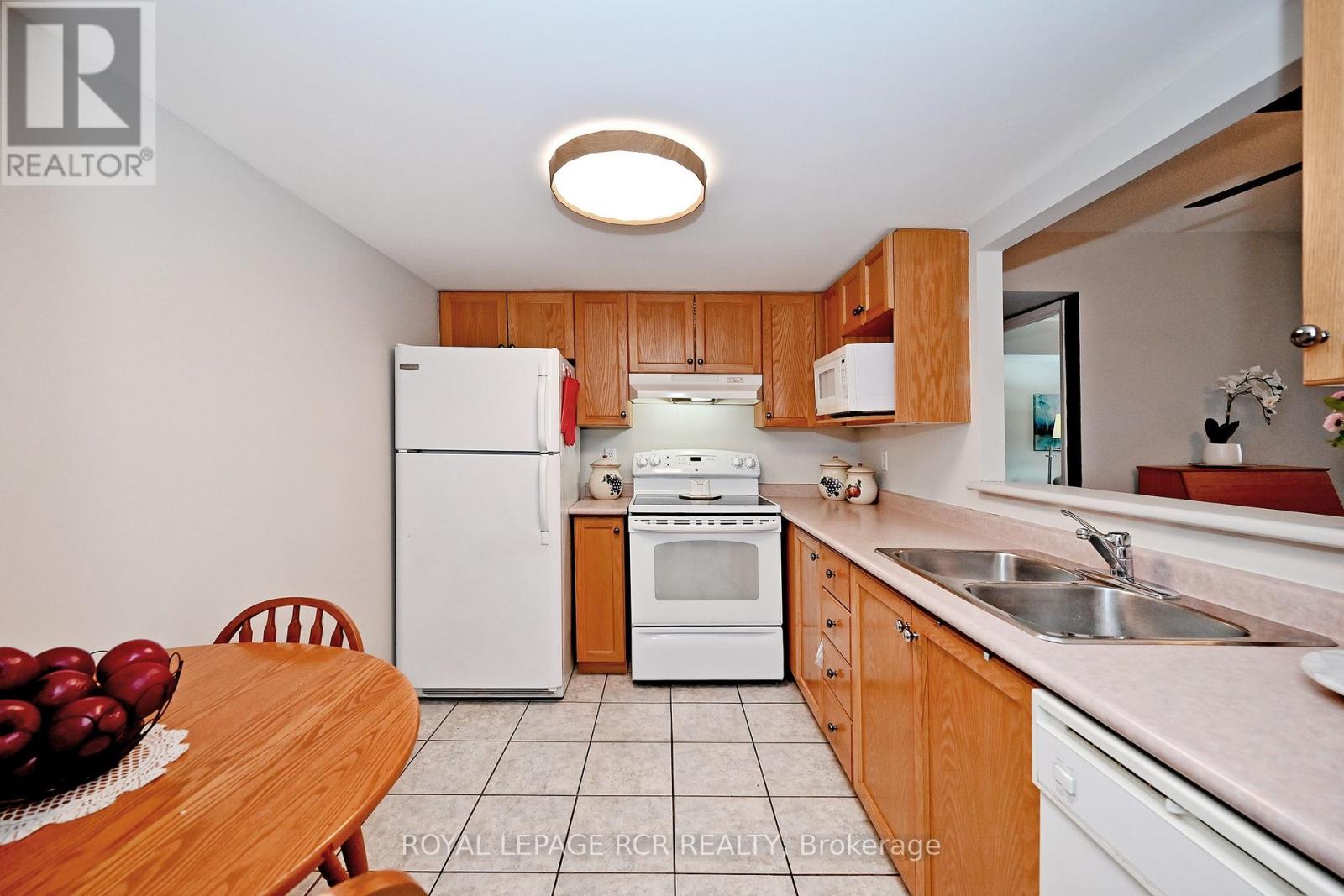 212 - 160 Wellington Street E, Aurora, Ontario  L4G 1J3 - Photo 4 - N12957554