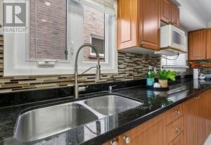 4291 Beacon Lane, Mississauga, Ontario  L5C 3V8 - Photo 11 - W12957560