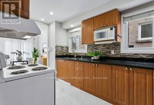 4291 Beacon Lane, Mississauga, Ontario  L5C 3V8 - Photo 7 - W12957560