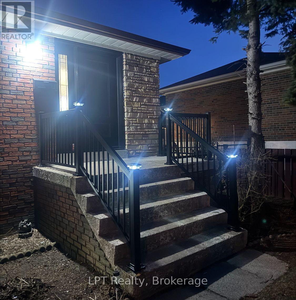 7 Briarbluff Avenue, Toronto, Ontario  M1E 3H2 - Photo 2 - E12932978