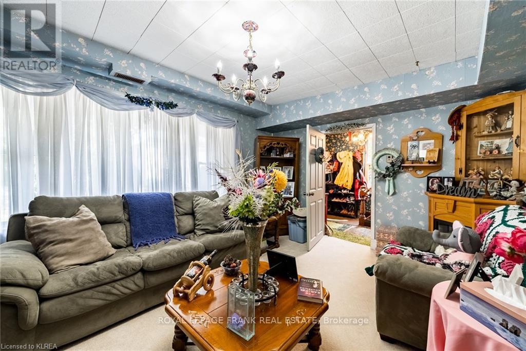 37 Sussex Street N, Kawartha Lakes (Lindsay), Ontario  K9V 4H6 - Photo 5 - X12957646